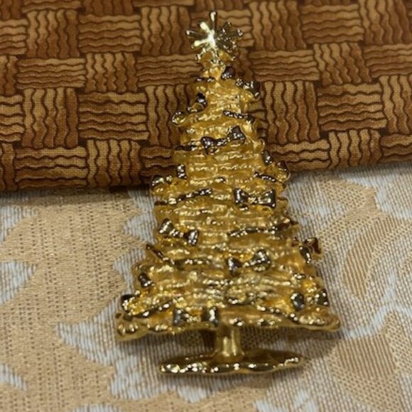 HOLIDAY🎄🎄AJC Gold Tone Textured Christmas Tree BROOCH - Picture 2 of 8